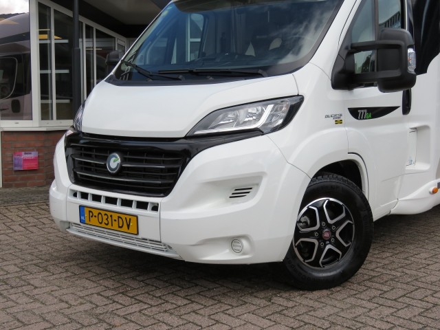 CHAUSSON 777 GA VIP 140PK Aut. 9 traps / 4-pers / Hefbed / Lengte bedden / Fietsenrek / Luifel / BOVAG garantie, Garage Groenouw