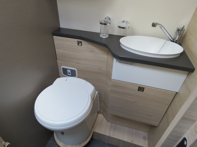 CHAUSSON 777 GA VIP 140PK Aut. 9 traps / 4-pers / Hefbed / Lengte bedden / Fietsenrek / Luifel / BOVAG garantie, Garage Groenouw