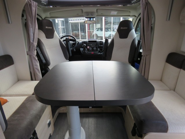 CHAUSSON 777 GA VIP 140PK Aut. 9 traps / 4-pers / Hefbed / Lengte bedden / Fietsenrek / Luifel / BOVAG garantie, Garage Groenouw