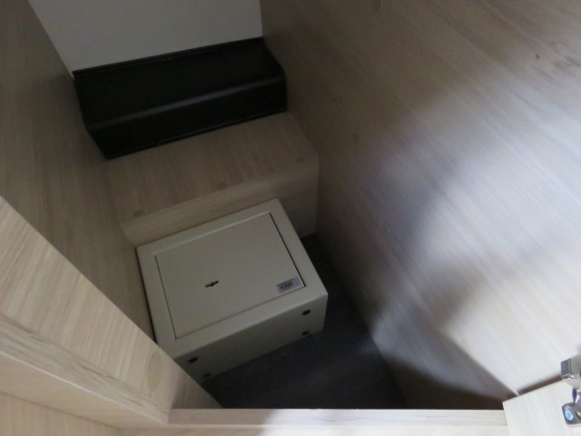 CHAUSSON 777 GA VIP 140PK Aut. 9 traps / 4-pers / Hefbed / Lengte bedden / Fietsenrek / Luifel / BOVAG garantie, Garage Groenouw