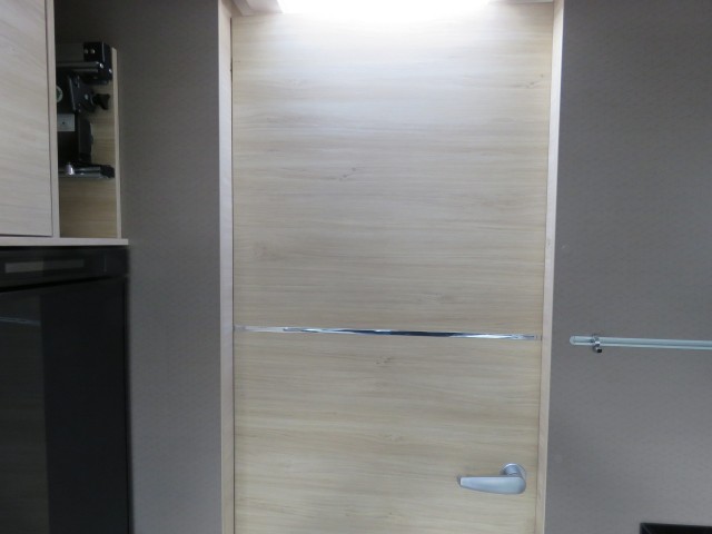 CHAUSSON 777 GA VIP 140PK Aut. 9 traps / 4-pers / Hefbed / Lengte bedden / Fietsenrek / Luifel / BOVAG garantie, Garage Groenouw