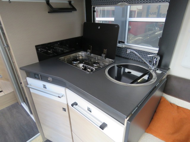 CHAUSSON 777 GA VIP 140PK Aut. 9 traps / 4-pers / Hefbed / Lengte bedden / Fietsenrek / Luifel / BOVAG garantie, Garage Groenouw