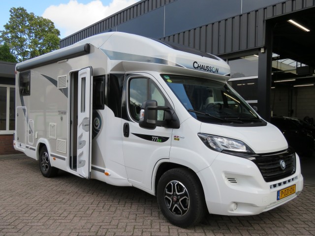 CHAUSSON 777 GA VIP 140PK Aut. 9 traps / 4-pers / Hefbed / Lengte bedden / Fietsenrek / Luifel / BOVAG garantie, Garage Groenouw