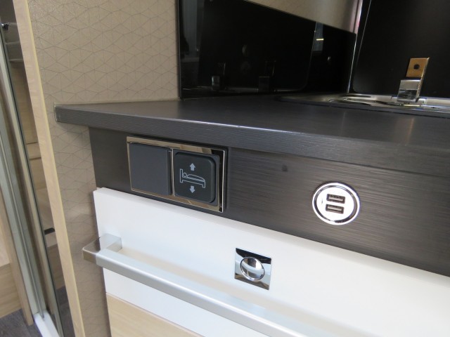 CHAUSSON 777 GA VIP 140PK Aut. 9 traps / 4-pers / Hefbed / Lengte bedden / Fietsenrek / Luifel / BOVAG garantie, Garage Groenouw