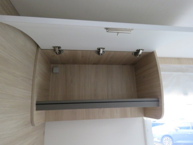 CHAUSSON 777 GA VIP 140PK Aut. 9 traps / 4-pers / Hefbed / Lengte bedden / Fietsenrek / Luifel / BOVAG garantie, Garage Groenouw