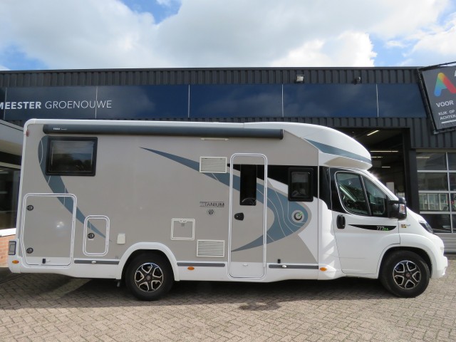 CHAUSSON 777 GA VIP 140PK Aut. 9 traps / 4-pers / Hefbed / Lengte bedden / Fietsenrek / Luifel / BOVAG garantie, Garage Groenouw