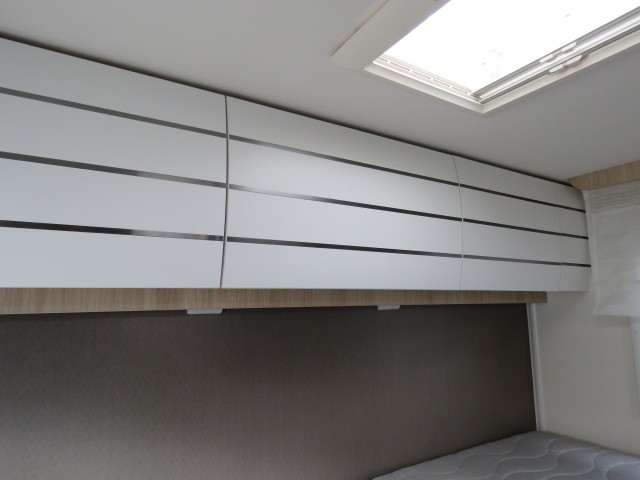 CHAUSSON 777 GA VIP 140PK Aut. 9 traps / 4-pers / Hefbed / Lengte bedden / Fietsenrek / Luifel / BOVAG garantie, Garage Groenouw