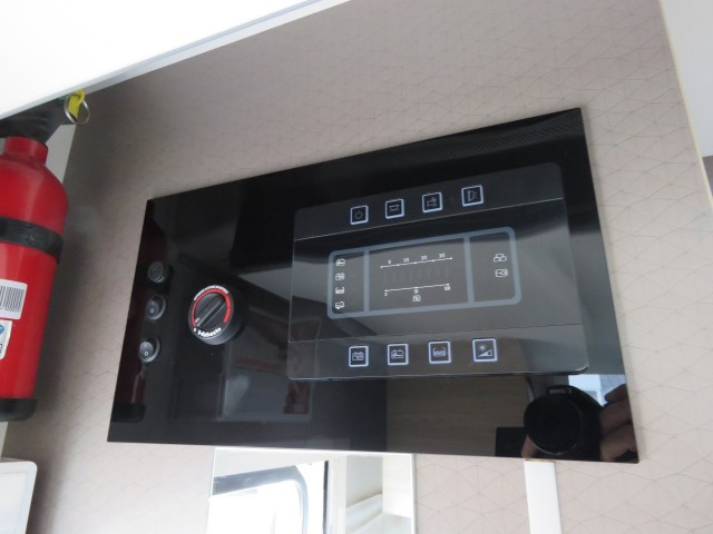 CHAUSSON 777 GA VIP 140PK Aut. 9 traps / 4-pers / Hefbed / Lengte bedden / Fietsenrek / Luifel / BOVAG garantie, Garage Groenouw