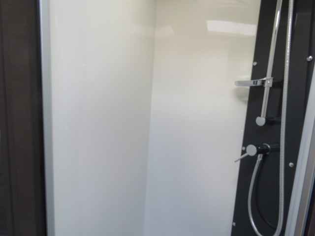 CHAUSSON 777 GA VIP 140PK Aut. 9 traps / 4-pers / Hefbed / Lengte bedden / Fietsenrek / Luifel / BOVAG garantie, Garage Groenouw