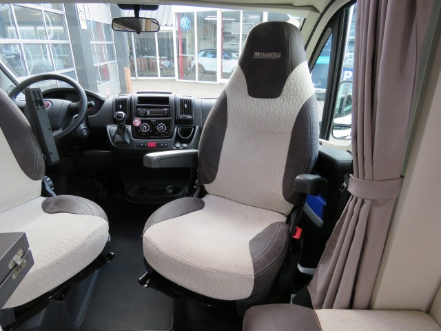 CHAUSSON 777 GA VIP 140PK Aut. 9 traps / 4-pers / Hefbed / Lengte bedden / Fietsenrek / Luifel / BOVAG garantie, Garage Groenouw