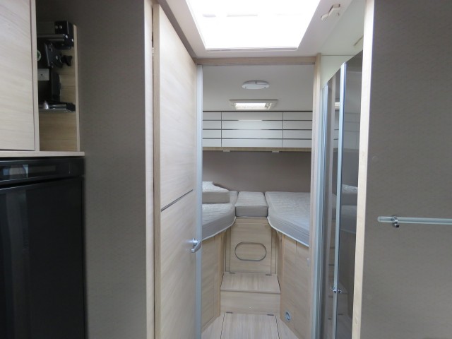 CHAUSSON 777 GA VIP 140PK Aut. 9 traps / 4-pers / Hefbed / Lengte bedden / Fietsenrek / Luifel / BOVAG garantie, Garage Groenouw