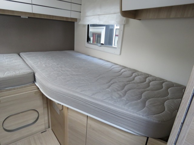 CHAUSSON 777 GA VIP 140PK Aut. 9 traps / 4-pers / Hefbed / Lengte bedden / Fietsenrek / Luifel / BOVAG garantie, Garage Groenouw