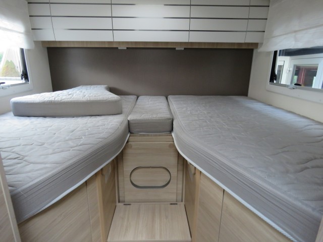 CHAUSSON 777 GA VIP 140PK Aut. 9 traps / 4-pers / Hefbed / Lengte bedden / Fietsenrek / Luifel / BOVAG garantie, Garage Groenouw