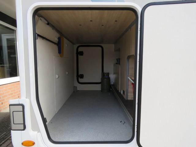 CHAUSSON 777 GA VIP 140PK Aut. 9 traps / 4-pers / Hefbed / Lengte bedden / Fietsenrek / Luifel / BOVAG garantie, Garage Groenouw