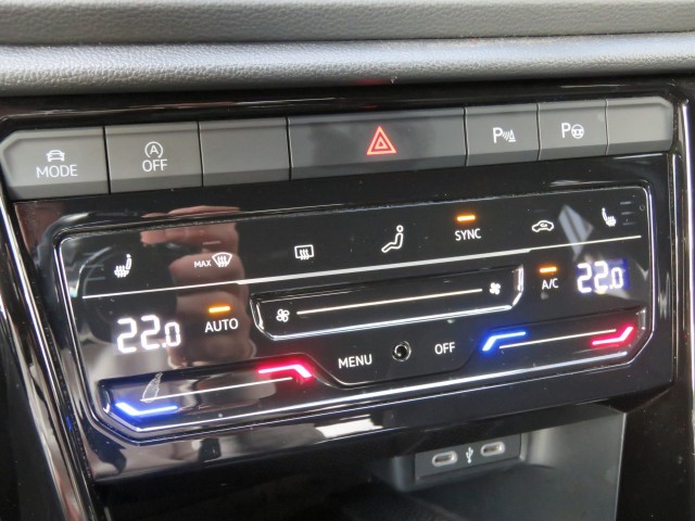 VOLKSWAGEN T-ROC 1.5 TSI 150pk DSG-aut. R-LINE / Trekhaak afn. / Camera / Stoelverw. / IQ Light / FABRIEKS garantie, Garage Groe