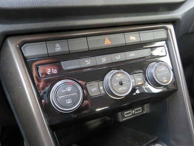 VOLKSWAGEN T-ROC 1.0 TSI 115pk STYLE / Leder / 17 Inch / Navi / Carplay / Stoelverw / BOVAG garantie, Garage Groenouwe, Bathmen