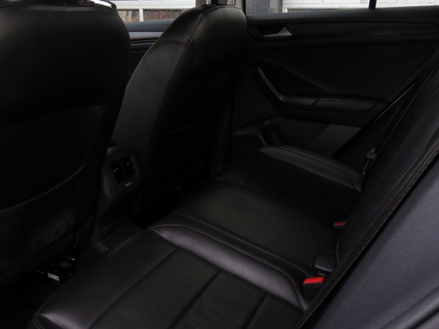 VOLKSWAGEN T-ROC 1.0 TSI 115pk STYLE / Leder / 17 Inch / Navi / Carplay / Stoelverw / BOVAG garantie, Garage Groenouwe, Bathmen