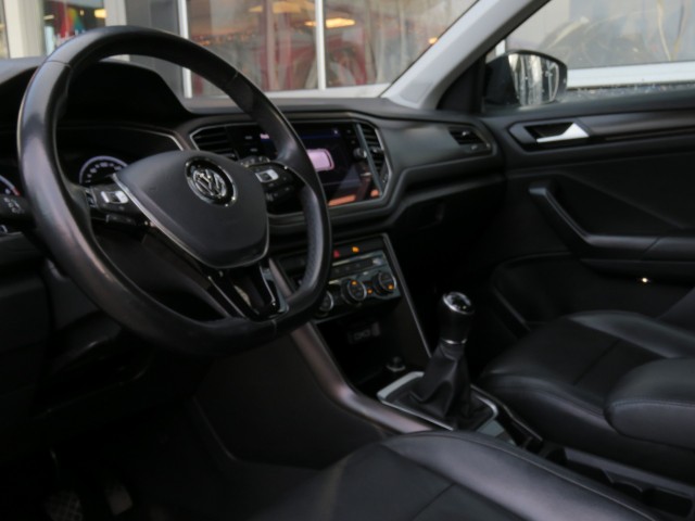 VOLKSWAGEN T-ROC 1.0 TSI 115pk STYLE / Leder / 17 Inch / Navi / Carplay / Stoelverw / BOVAG garantie, Garage Groenouwe, Bathmen