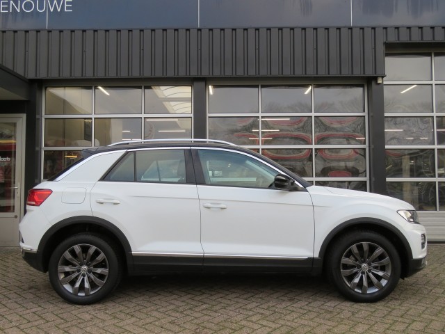 VOLKSWAGEN T-ROC 1.0 TSI 115pk STYLE / Leder / 17 Inch / Navi / Carplay / Stoelverw / BOVAG garantie, Garage Groenouwe, Bathmen