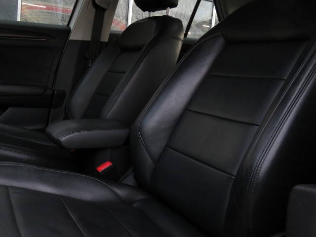 VOLKSWAGEN T-ROC 1.0 TSI 115pk STYLE / Leder / 17 Inch / Navi / Carplay / Stoelverw / BOVAG garantie, Garage Groenouwe, Bathmen