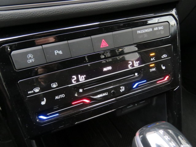 VOLKSWAGEN T-CROSS 1.5 TSI 150pk R-LINE DSG-aut. / Trekhaak / IQ Light / Camera / FABRIEKS garantie, Garage Groenouwe, Bathmen