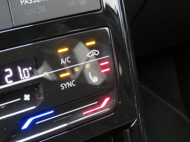 VOLKSWAGEN T-CROSS 1.5 TSI 150pk R-LINE DSG-aut. / Trekhaak / IQ Light / Camera / FABRIEKS garantie, Garage Groenouwe, Bathmen