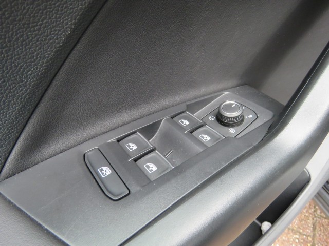 VOLKSWAGEN T-CROSS 1.5 TSI 150pk R-LINE DSG-aut. / Trekhaak / IQ Light / Camera / FABRIEKS garantie, Garage Groenouwe, Bathmen