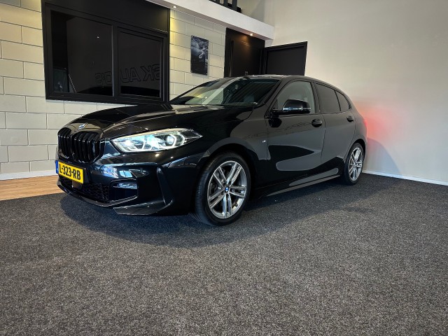 BMW 1-SERIE 118I BNS EDITION M-PAKKET l LED l CAMERA l 17INCH l PDC l , SK Autos, Emmen