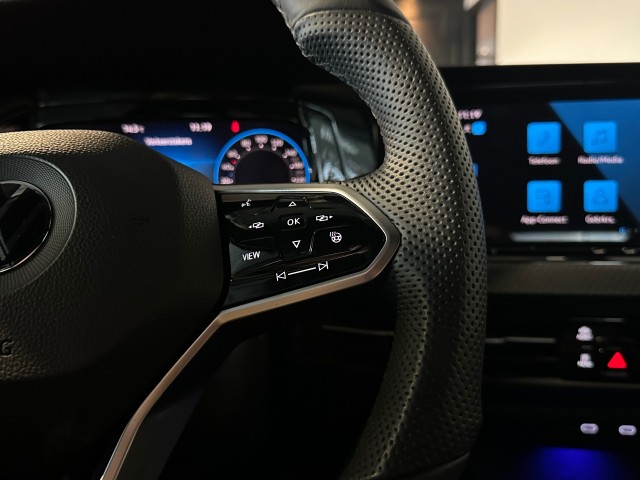 VOLKSWAGEN GOLF 1.5 TSI R-LINE LED l CLIMA l STOEL/STUURVERW l SFEERVER l , SK Autos, Emmen