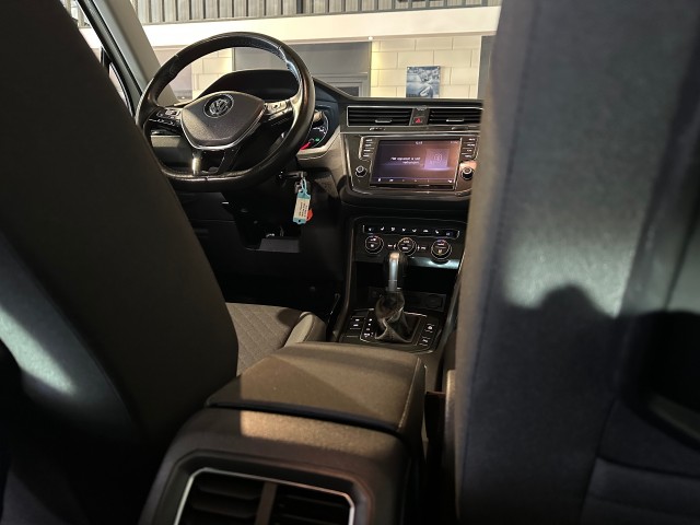 VOLKSWAGEN TIGUAN 1.4 TSI ACT HIGHL. R-LINE l CRUISE l LMV l CARPLAY l AUTOMAAT l , SK Autos, Emmen