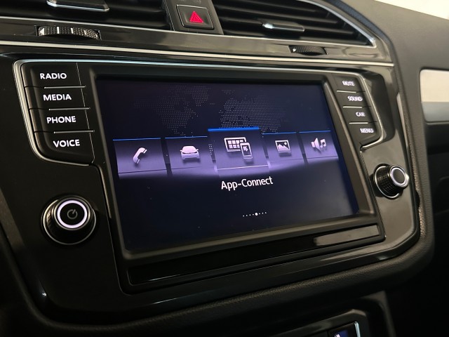 VOLKSWAGEN TIGUAN 1.4 TSI ACT HIGHL. R-LINE l CRUISE l LMV l CARPLAY l AUTOMAAT l , SK Autos, Emmen