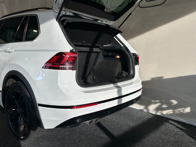 VOLKSWAGEN TIGUAN 1.4 TSI ACT HIGHL. R-LINE l CRUISE l LMV l CARPLAY l AUTOMAAT l , SK Autos, Emmen