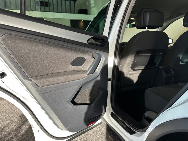 VOLKSWAGEN TIGUAN 1.4 TSI ACT HIGHL. R-LINE l CRUISE l LMV l CARPLAY l AUTOMAAT l , SK Autos, Emmen