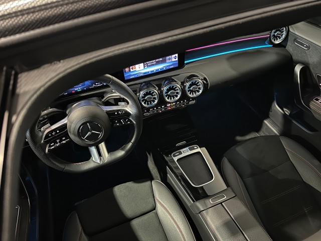MERCEDES-BENZ A-KLASSE 250 E AMG LINE l PANORAMA l CAMERA l SFEERVERL l STOELVER l , SK Autos, Emmen
