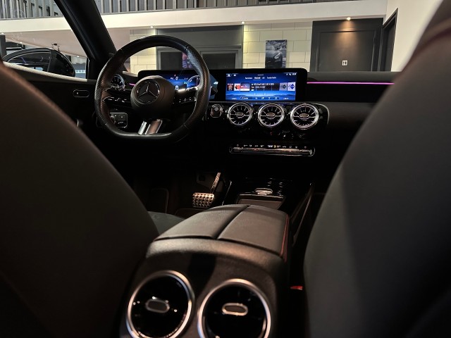 MERCEDES-BENZ A-KLASSE 250 E AMG LINE l PANORAMA l CAMERA l SFEERVERL l STOELVER l , SK Autos, Emmen