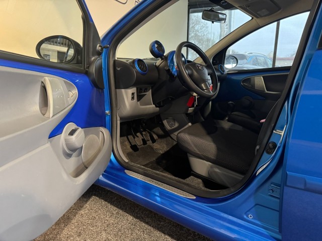 TOYOTA AYGO 1.0-12V DYNAMIC BLUE NAP l 5DRS l LMV l AIRCO l , SK Autos, Emmen