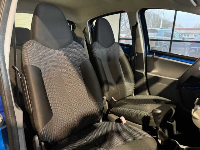 TOYOTA AYGO 1.0-12V DYNAMIC BLUE NAP l 5DRS l LMV l AIRCO l , SK Autos, Emmen