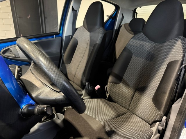 TOYOTA AYGO 1.0-12V DYNAMIC BLUE NAP l 5DRS l LMV l AIRCO l , SK Autos, Emmen