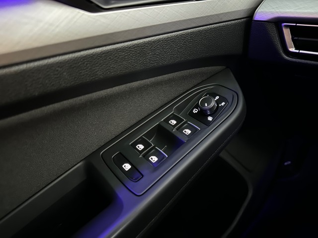 VOLKSWAGEN GOLF 1.0 TSI LIFE BNS l NAP l ACC l CARPLAY l ERGO STOELEN l LED l CLIMA l , SK Autos, Emmen