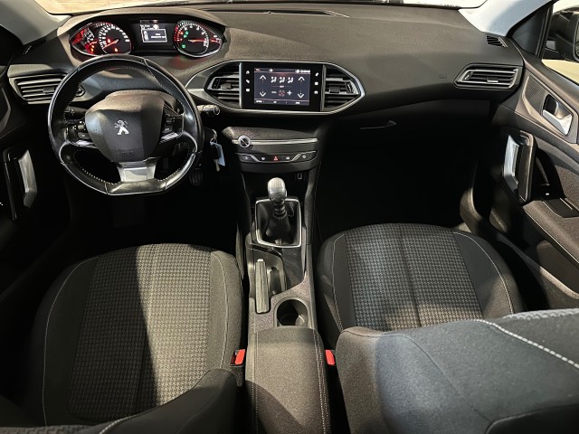 PEUGEOT 308 1.2 PURET.BLUE L. EX l NAP l CARPLAY l CRUISE l LMV l CLIMA l , SK Autos, Emmen