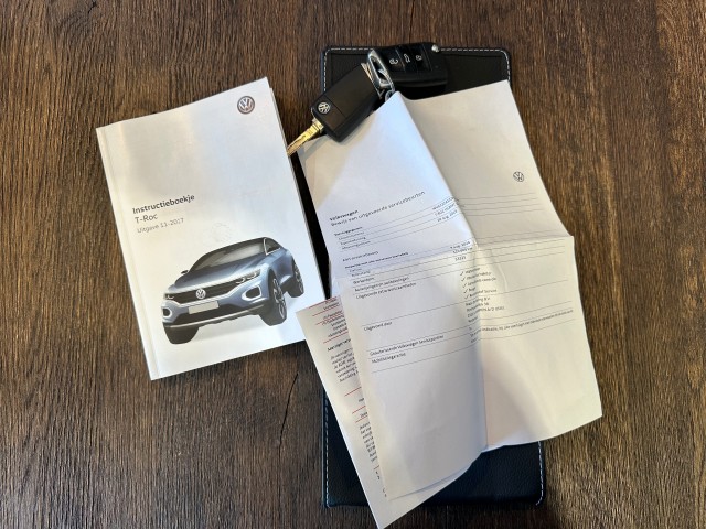 VOLKSWAGEN T-ROC 1.5 TSI SPORT l NAP l PANO l STOELVERW l VIRTUEEL DASH l R-LINE l , SK Autos, Emmen