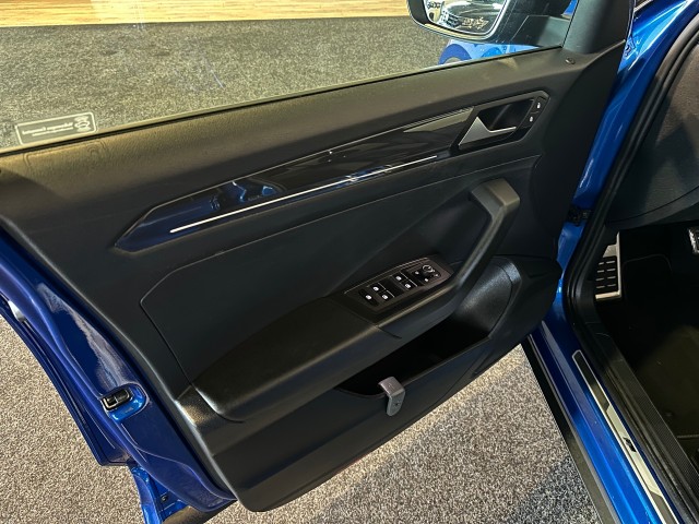 VOLKSWAGEN T-ROC 1.5 TSI SPORT l NAP l PANO l STOELVERW l VIRTUEEL DASH l R-LINE l , SK Autos, Emmen