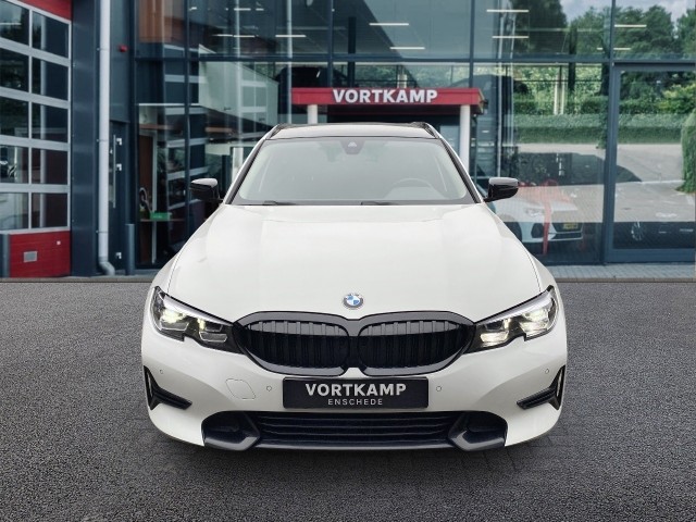 BMW 3-SERIE 318I SPORT LINE LEDER/CAMERA/STOELVERW/E-KLEP/CRUISE/LED, Vortkamp Enschede, Enschede
