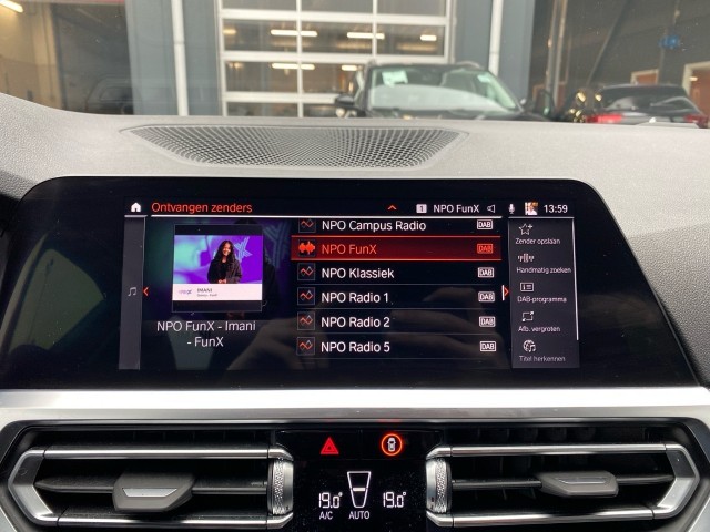 BMW 3-SERIE 318I SPORT LINE LEDER/CAMERA/STOELVERW/E-KLEP/CRUISE/LED, Vortkamp Enschede, Enschede