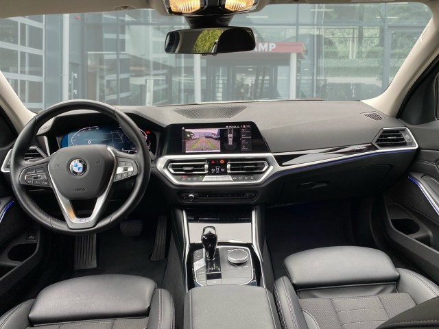 BMW 3-SERIE 318I SPORT LINE LEDER/CAMERA/STOELVERW/E-KLEP/CRUISE/LED, Vortkamp Enschede, Enschede