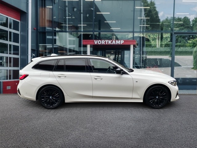 BMW 3-SERIE 318I SPORT LINE LEDER/CAMERA/STOELVERW/E-KLEP/CRUISE/LED, Vortkamp Enschede, Enschede