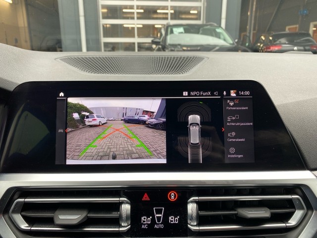 BMW 3-SERIE 318I SPORT LINE LEDER/CAMERA/STOELVERW/E-KLEP/CRUISE/LED, Vortkamp Enschede, Enschede