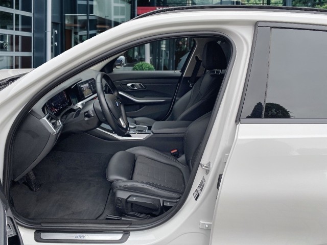 BMW 3-SERIE 318I SPORT LINE LEDER/CAMERA/STOELVERW/E-KLEP/CRUISE/LED, Vortkamp Enschede, Enschede