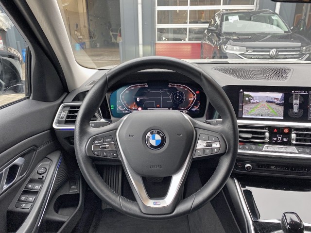 BMW 3-SERIE 318I SPORT LINE LEDER/CAMERA/STOELVERW/E-KLEP/CRUISE/LED, Vortkamp Enschede, Enschede