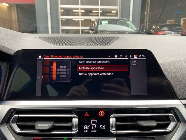 BMW 3-SERIE 318I SPORT LINE LEDER/CAMERA/STOELVERW/E-KLEP/CRUISE/LED, Vortkamp Enschede, Enschede